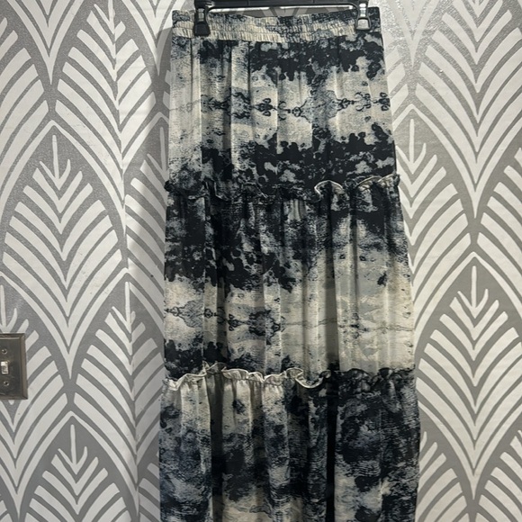 NWOT tregene tiered skirt - Picture 4 of 8